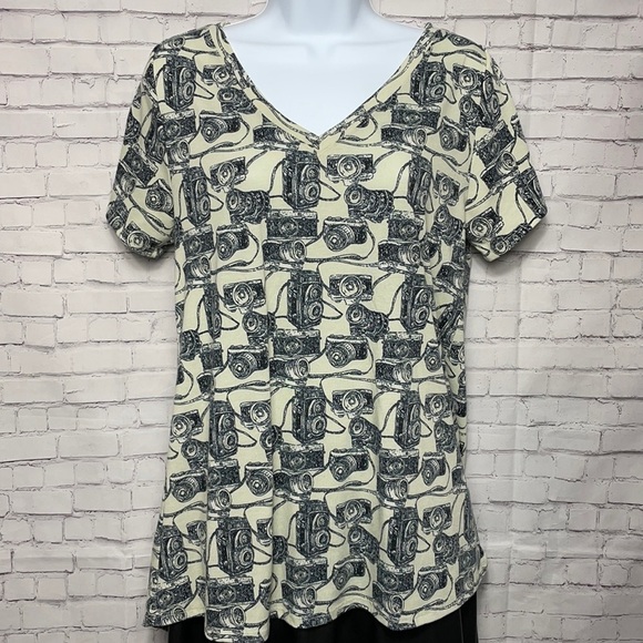LuLaRoe Short Sleeve Camera Print V-Neck Top Size Medium - Picture 1 of 6